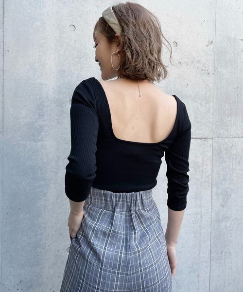 SPIRALGIRL(スパイラルガール)の「バックオープンリブトップス(Tシャツ/カットソー・レディース・ブラック/ベージュ/オフホワイト・FREE)」の1枚目の写真