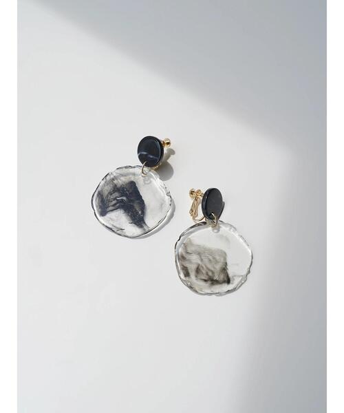 AMERICAN HOLIC(アメリカンホリック)の「ラウンドアクリルイヤリング *(イヤリング・レディース・ブラック/ブラウン/アイボリー・FREE)」の5枚目の写真