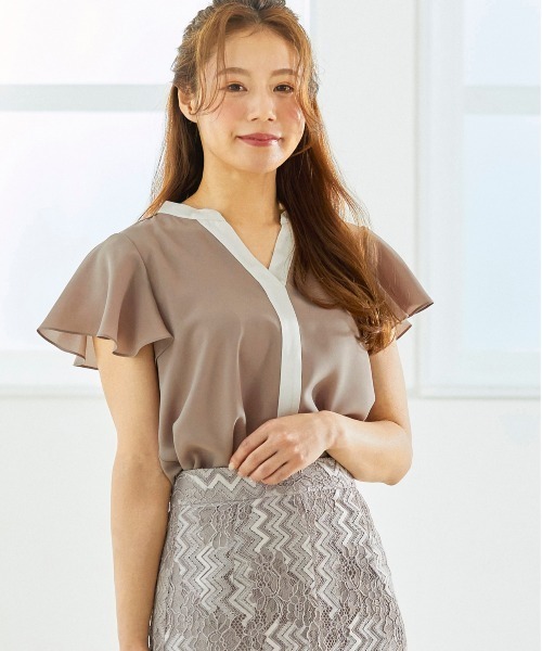 12Twelve Agenda(トゥエルブ アジェンダ)の「配色フレアスリーブキーネックブラウス(シャツ/ブラウス・レディース・オフホワイト/ベージュ/ネイビー・M)」の11枚目の写真