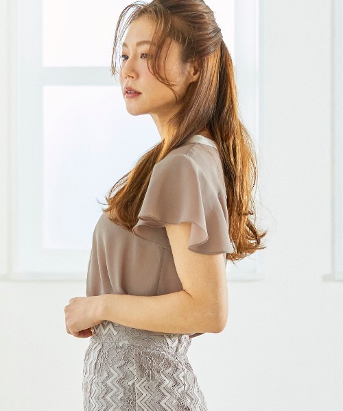 12Twelve Agenda(トゥエルブ アジェンダ)の「配色フレアスリーブキーネックブラウス(シャツ/ブラウス・レディース・オフホワイト/ベージュ/ネイビー・M)」の12枚目の写真