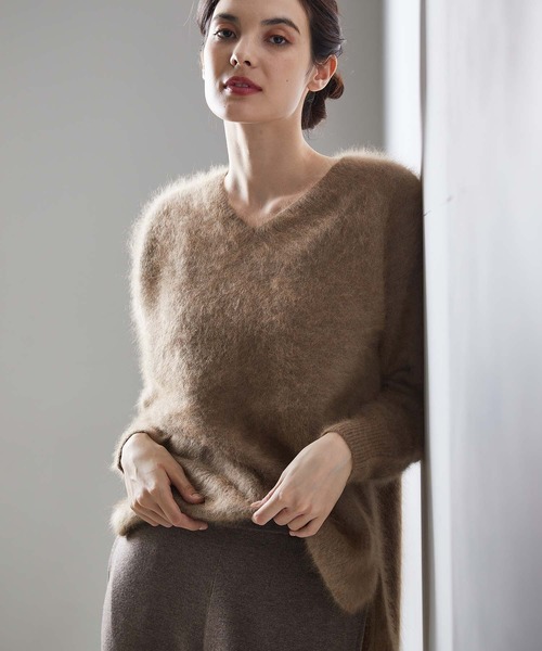 OUVRAGE CLASSE（ウヴラージュクラス）の「ラクーンVネックニット（ニット/セーター・レディース・ベージュ/サックスブルー/アッシュグレー/ブラック/アイボリー・FREE）」の4枚目の写真