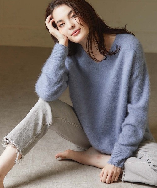 OUVRAGE CLASSE（ウヴラージュクラス）の「ラクーンVネックニット（ニット/セーター・レディース・ベージュ/サックスブルー/アッシュグレー/ブラック/アイボリー・FREE）」の5枚目の写真