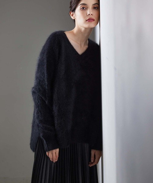 OUVRAGE CLASSE（ウヴラージュクラス）の「ラクーンVネックニット（ニット/セーター・レディース・ベージュ/サックスブルー/アッシュグレー/ブラック/アイボリー・FREE）」の2枚目の写真