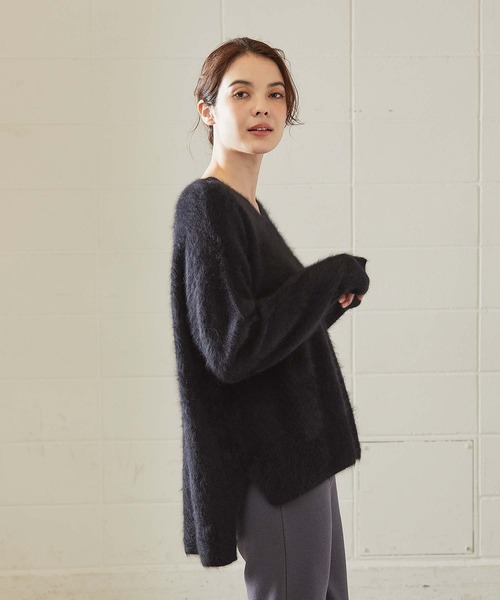 OUVRAGE CLASSE（ウヴラージュクラス）の「ラクーンVネックニット（ニット/セーター・レディース・ベージュ/サックスブルー/アッシュグレー/ブラック/アイボリー・FREE）」の20枚目の写真