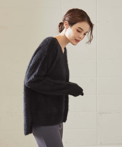 OUVRAGE CLASSE（ウヴラージュクラス）の「ラクーンVネックニット（ニット/セーター・レディース・ベージュ/サックスブルー/アッシュグレー/ブラック/アイボリー・FREE）」の21枚目の写真