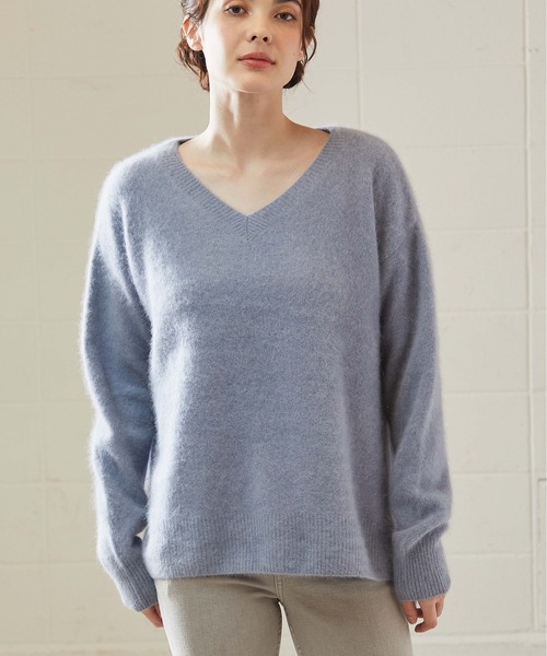 OUVRAGE CLASSE（ウヴラージュクラス）の「ラクーンVネックニット（ニット/セーター・レディース・ベージュ/サックスブルー/アッシュグレー/ブラック/アイボリー・FREE）」の14枚目の写真