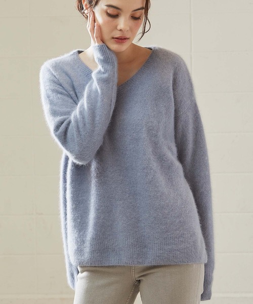 OUVRAGE CLASSE（ウヴラージュクラス）の「ラクーンVネックニット（ニット/セーター・レディース・ベージュ/サックスブルー/アッシュグレー/ブラック/アイボリー・FREE）」の13枚目の写真