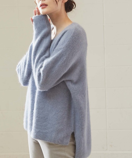 OUVRAGE CLASSE（ウヴラージュクラス）の「ラクーンVネックニット（ニット/セーター・レディース・ベージュ/サックスブルー/アッシュグレー/ブラック/アイボリー・FREE）」の15枚目の写真