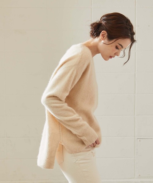 OUVRAGE CLASSE（ウヴラージュクラス）の「ラクーンVネックニット（ニット/セーター・レディース・ベージュ/サックスブルー/アッシュグレー/ブラック/アイボリー・FREE）」の9枚目の写真