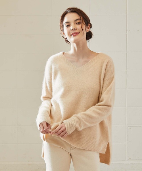 OUVRAGE CLASSE（ウヴラージュクラス）の「ラクーンVネックニット（ニット/セーター・レディース・ベージュ/サックスブルー/アッシュグレー/ブラック/アイボリー・FREE）」の10枚目の写真