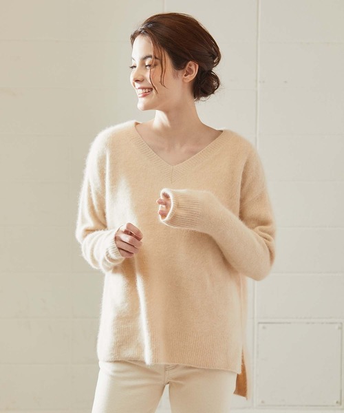 OUVRAGE CLASSE（ウヴラージュクラス）の「ラクーンVネックニット（ニット/セーター・レディース・ベージュ/サックスブルー/アッシュグレー/ブラック/アイボリー・FREE）」の11枚目の写真