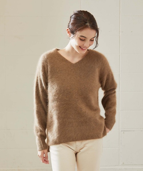 OUVRAGE CLASSE（ウヴラージュクラス）の「ラクーンVネックニット（ニット/セーター・レディース・ベージュ/サックスブルー/アッシュグレー/ブラック/アイボリー・FREE）」の16枚目の写真