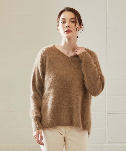 OUVRAGE CLASSE（ウヴラージュクラス）の「ラクーンVネックニット（ニット/セーター・レディース・ベージュ/サックスブルー/アッシュグレー/ブラック/アイボリー・FREE）」の17枚目の写真