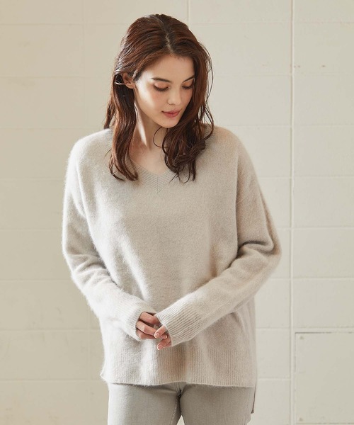 OUVRAGE CLASSE（ウヴラージュクラス）の「ラクーンVネックニット（ニット/セーター・レディース・ベージュ/サックスブルー/アッシュグレー/ブラック/アイボリー・FREE）」の6枚目の写真