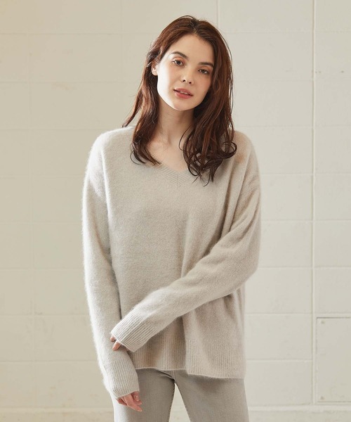 OUVRAGE CLASSE（ウヴラージュクラス）の「ラクーンVネックニット（ニット/セーター・レディース・ベージュ/サックスブルー/アッシュグレー/ブラック/アイボリー・FREE）」の8枚目の写真