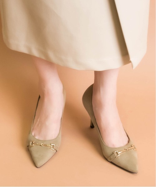 RANDA(ランダ)の「ストレスフリー/3E幅広 ソフト ビットパーツパンプス(パンプス・レディース・カーキ/グレイッシュベージュ/ブラック/アイボリー/ピンク・23.5/24.5/22.5/25.5/23/24/22/25)」の6枚目の写真