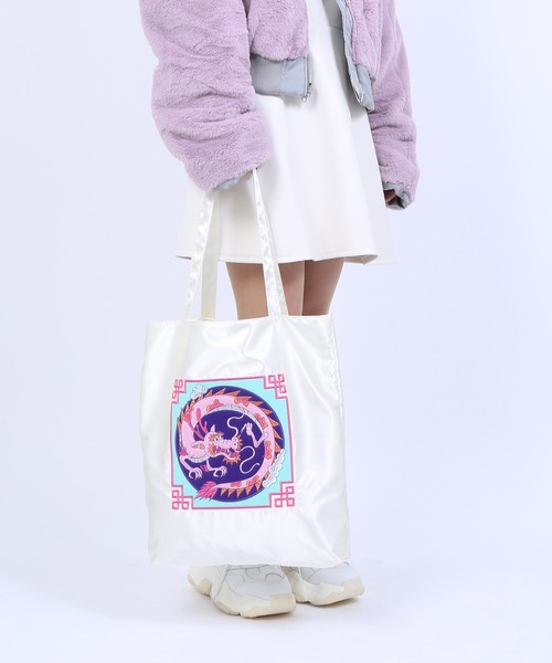 PUNYUS（プニュズ）の「ドラゴン刺繍サテントートバッグ（トート