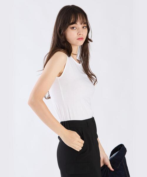 To b. by agnes b.(トゥービーバイアニエスベー)の「ミニロゴ プリント コットン タンクトップ(Tシャツ/カットソー・レディース・ホワイト・UNI)」の2枚目の写真