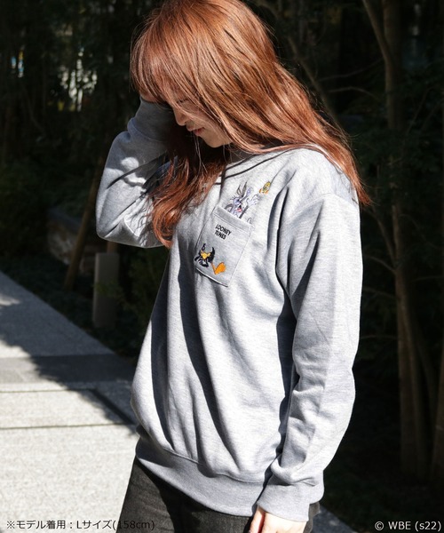 ACCOMMODE（アコモデ）の「ルーニー・テューンズ /ポンチクルートレーナーポケツキ（ウィメンズ）（スウェット・レディース・ライトグレー/グレー・M）」の7枚目の写真