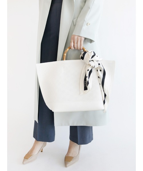Te chichi（テチチ）の「バンブーハンドル合皮トートバッグ（トートバッグ・レディース・モカ/オフホワイト/ブラック・ﾌﾘ-）」の2枚目の写真
