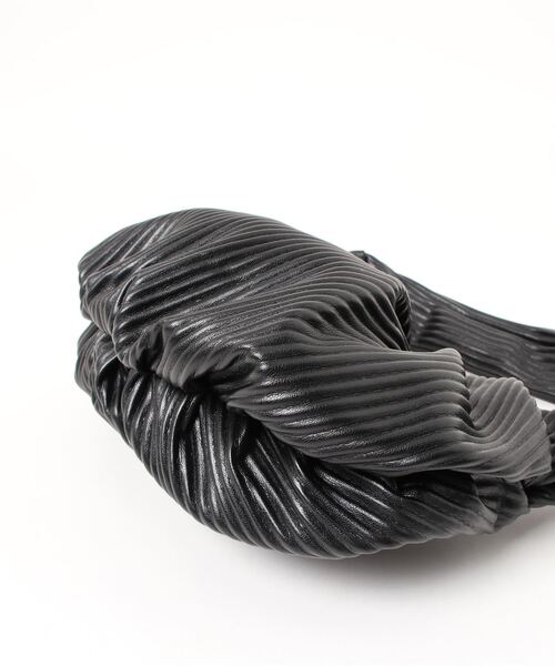 エンボスプリーツハーフムーンバッグ