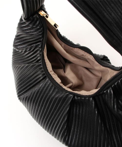 エンボスプリーツハーフムーンバッグ