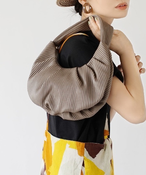 エンボスプリーツハーフムーンバッグ