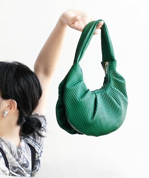 エンボスプリーツハーフムーンバッグ