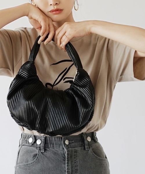 エンボスプリーツハーフムーンバッグ
