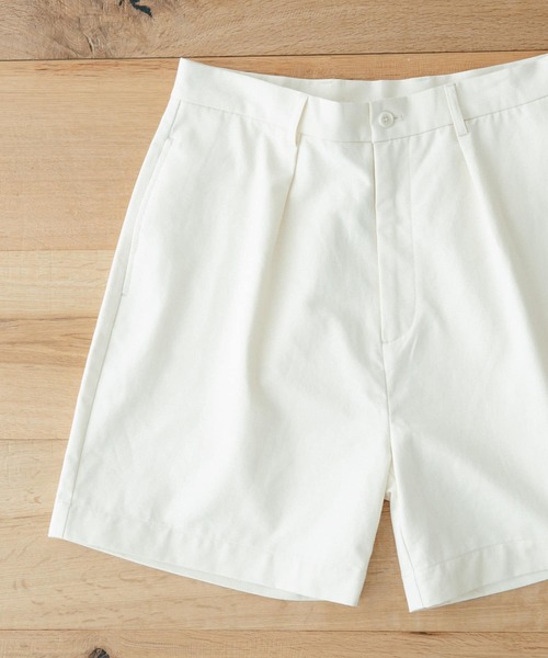 ITEMS URBANRESEARCH（アイテムズ アーバンリサーチ）の「2-tuck チノショートパンツ（チノパンツ・メンズ・カーキ/オフホワイト/ブラック・MEDIUM/LARGE）」の2枚目の写真