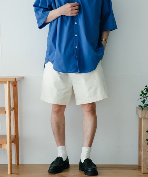 ITEMS URBANRESEARCH（アイテムズ アーバンリサーチ）の「2-tuck チノショートパンツ（チノパンツ・メンズ・カーキ/オフホワイト/ブラック・MEDIUM/LARGE）」の4枚目の写真