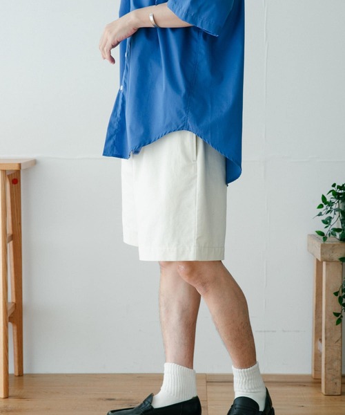 ITEMS URBANRESEARCH（アイテムズ アーバンリサーチ）の「2-tuck チノショートパンツ（チノパンツ・メンズ・カーキ/オフホワイト/ブラック・MEDIUM/LARGE）」の8枚目の写真
