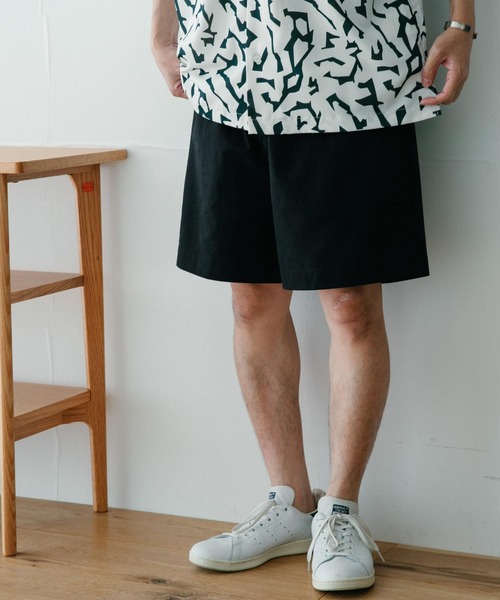 ITEMS URBANRESEARCH（アイテムズ アーバンリサーチ）の「2-tuck チノショートパンツ（チノパンツ・メンズ・カーキ/オフホワイト/ブラック・MEDIUM/LARGE）」の15枚目の写真