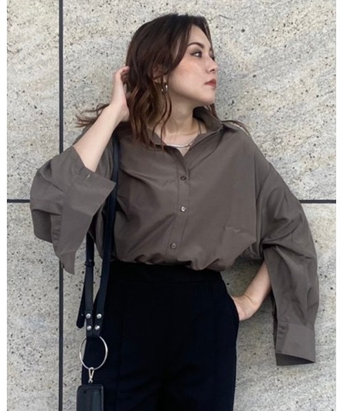 LiSeek（リシーク）の「【LiSeeK】スリーブ釦シャツ（シャツ/ブラウス・レディース・ホワイト/ブラック/ブラウン・FREE）」の3枚目の写真