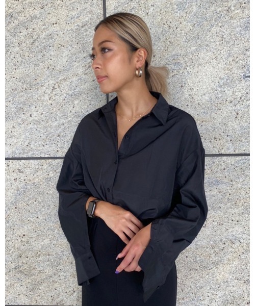LiSeek（リシーク）の「【LiSeeK】スリーブ釦シャツ（シャツ/ブラウス・レディース・ホワイト/ブラック/ブラウン・FREE）」の2枚目の写真