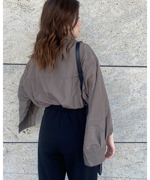 LiSeek（リシーク）の「【LiSeeK】スリーブ釦シャツ（シャツ/ブラウス・レディース・ホワイト/ブラック/ブラウン・FREE）」の6枚目の写真