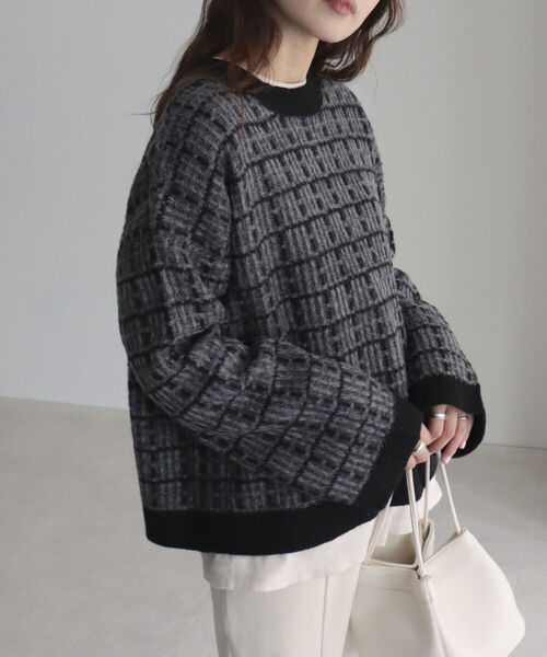 fredy emue（フレディエミュ）の「ツイードニット クルーネックプルオーバー（ニット/セーター・レディース・ネイビー/グレイッシュベージュ/チャコールグレー・38）」の2枚目の写真