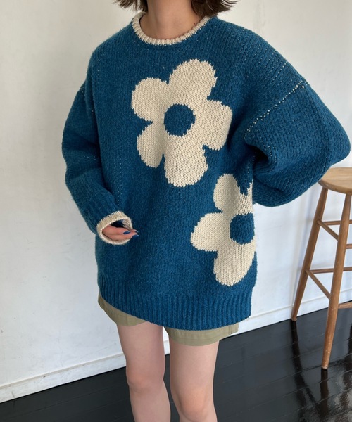 shesame（シーセム）の「マーガレッド柄ジャガードニット（ニット/セーター・レディース・ブルー/アイボリー/グリーン・MEDIUM/LARGE）」の3枚目の写真
