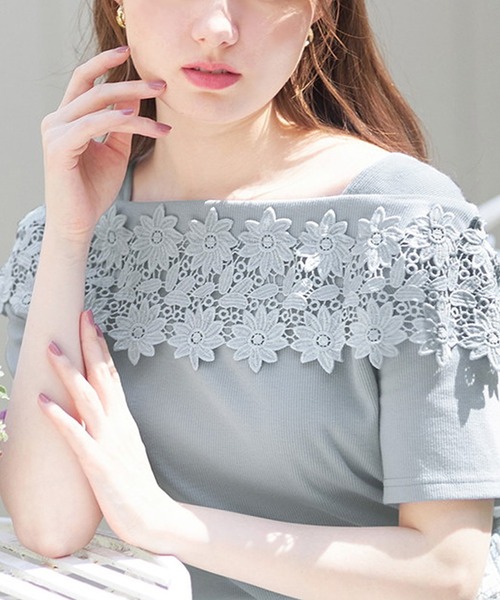 alotta(アロッタ)の「オフショル風レースデザイントップス(Tシャツ/カットソー・レディース・ブラック/ホワイト/サックスブルー・LL/L/M/3L)」の3枚目の写真