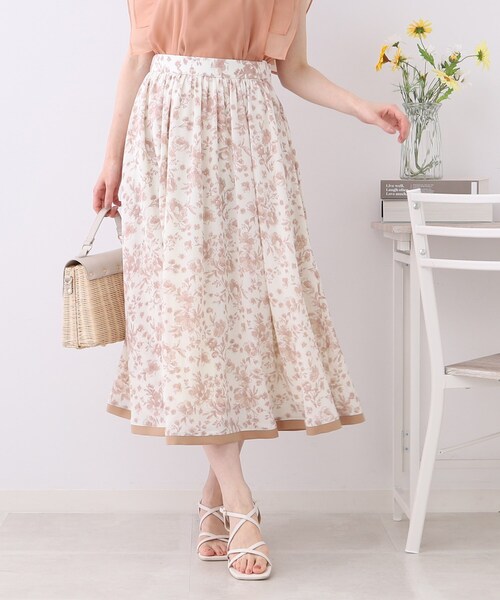 couture brooch（クチュールブローチ）の「◆【甘くなりすぎない、上品華やかプリント】トワルドジュイライク　配色ラインスカート（スカート・レディース・ベージュ系/ブルー系・38/40/42）」の2枚目の写真