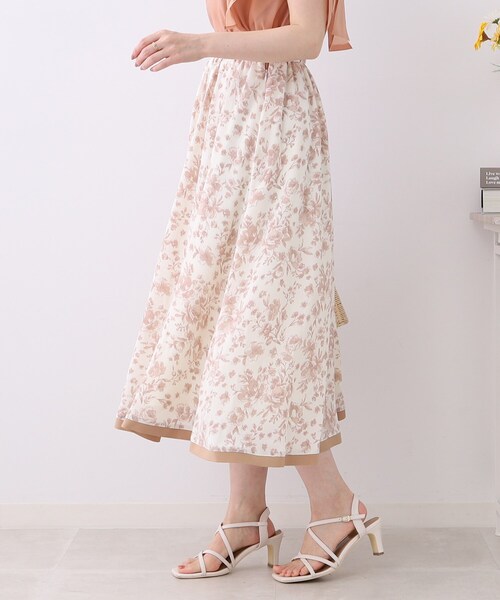 couture brooch（クチュールブローチ）の「◆【甘くなりすぎない、上品華やかプリント】トワルドジュイライク　配色ラインスカート（スカート・レディース・ベージュ系/ブルー系・38/40/42）」の12枚目の写真