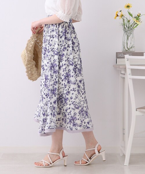 couture brooch（クチュールブローチ）の「◆【甘くなりすぎない、上品華やかプリント】トワルドジュイライク　配色ラインスカート（スカート・レディース・ベージュ系/ブルー系・38/40/42）」の11枚目の写真