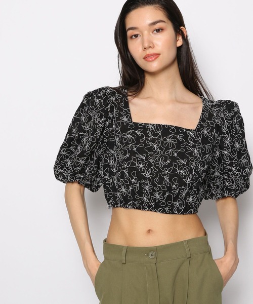 FOREVER 21（フォーエバー トゥエンティーワン）の「ライン刺繍パフブラウス（シャツ/ブラウス・レディース・ブラック/オフホワイト・SMALL/MEDIUM）」の2枚目の写真