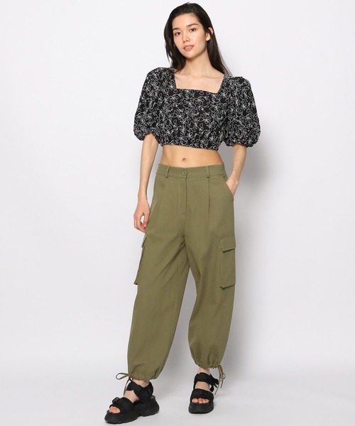 FOREVER 21（フォーエバー トゥエンティーワン）の「ライン刺繍パフブラウス（シャツ/ブラウス・レディース・ブラック/オフホワイト・SMALL/MEDIUM）」の3枚目の写真