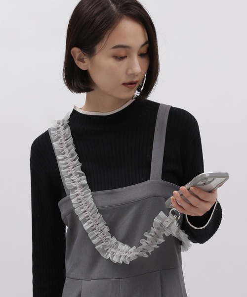 LAKOLE（ラコレ）の「チュールラッフルスマホショルダー / 980293