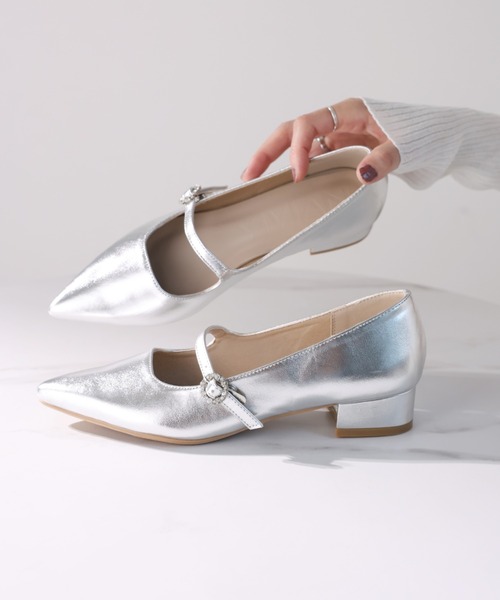 VIVIAN(ヴィヴィアン)の「ポインテッドトゥビジューバックルストラップパンプス(パンプス・レディース・シルバー/ブラック/アイボリー・S/M/L/LL)」の3枚目の写真