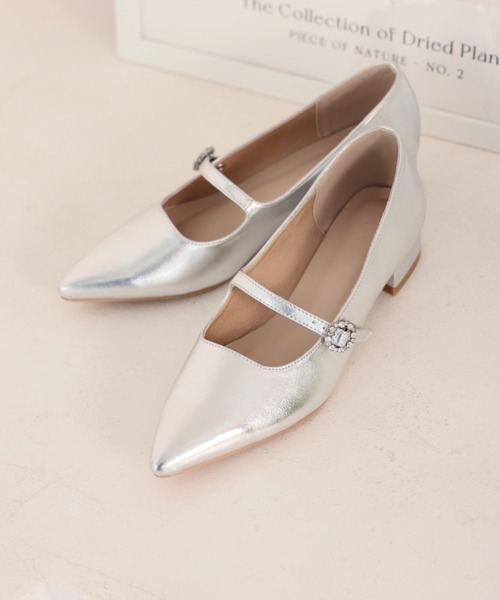 VIVIAN(ヴィヴィアン)の「ポインテッドトゥビジューバックルストラップパンプス(パンプス・レディース・シルバー/ブラック/アイボリー・S/M/L/LL)」の6枚目の写真