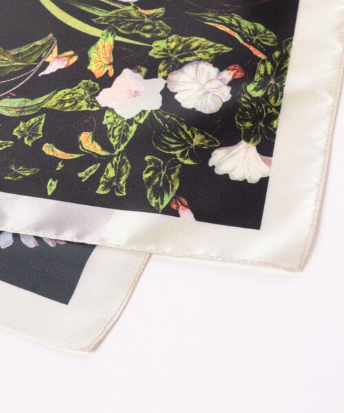 B:MING by BEAMS（ビーミングバイビームス）の「B:MING by BEAMS / フラワー柄 スカーフ（バンダナ/スカーフ・レディース・ホワイト/ブラック・ONE SIZE）」の4枚目の写真