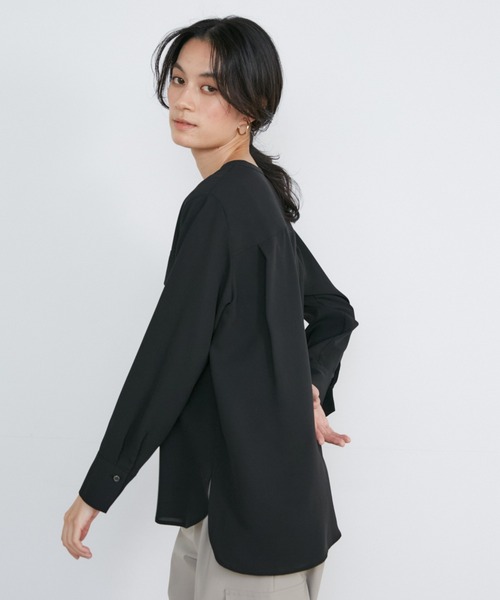 INED（イネド）の「フラップポケットバンドカラーブラウス