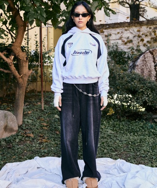 LOWBI（ロウビ）の「LOWBI／シグネチャロゴフーディー（裏起毛）（パーカー・レディース・ブラック/ライトグレー・FREE）」の4枚目の写真